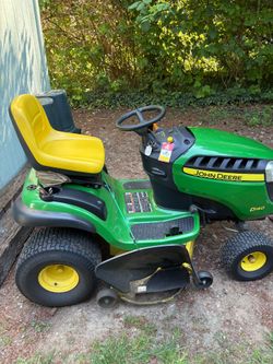 John Deere Great condition, low mileage, Ride-on lawnmower
