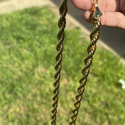 Selling my 14k Gold rope chain 