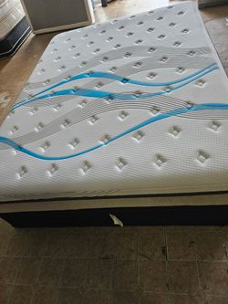 Queen Size Mattress And Box Spring
Excelente conditions, Firm Mattress
150 dlls free delivery