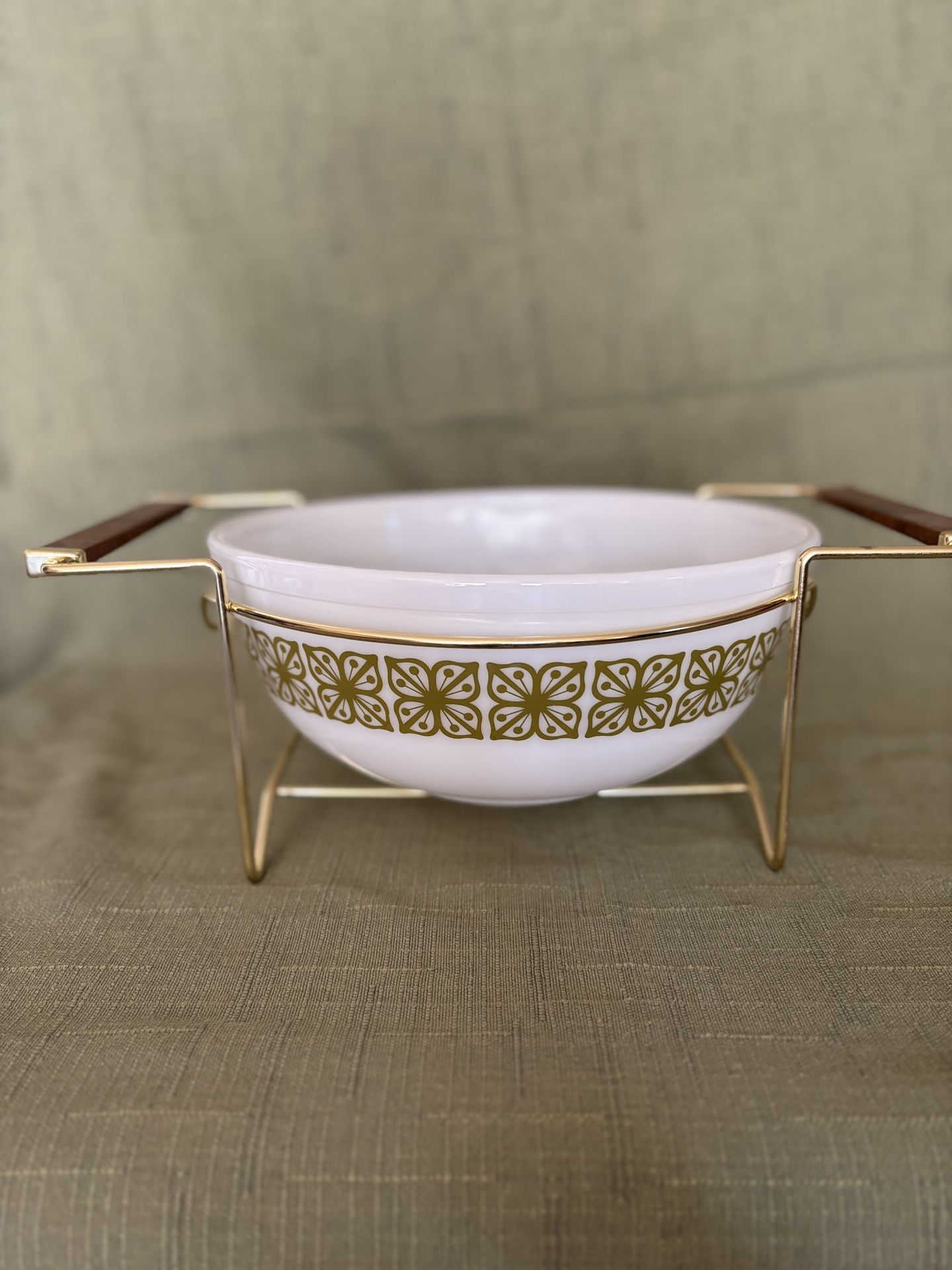 Pyrex Autumn Floral/Verde 4 Quart Mixing Bowl with Teak Carriage