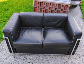 Petite LC2 Loveseat - Corbusier Style
Inspired By: le Corbusier LC2 Loveseat with Cubic Cushion Geometry