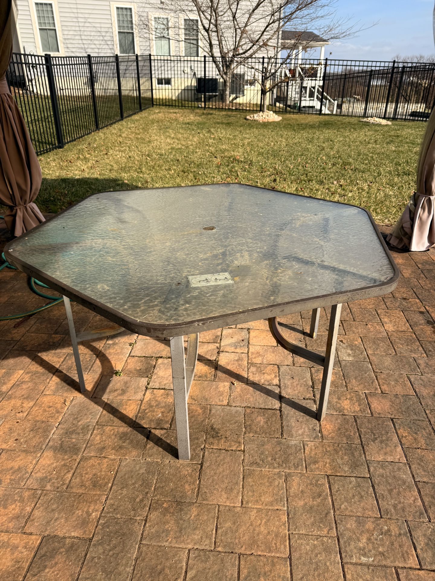 Free Pick Up Metal Outdoor Table With Glass Top