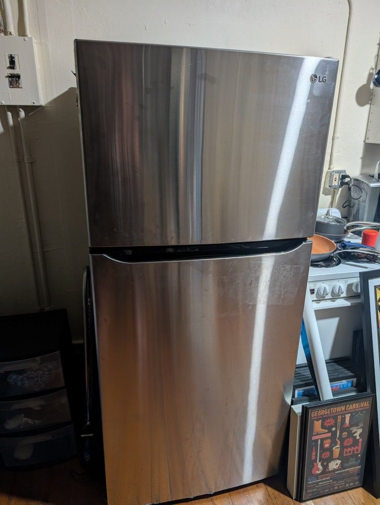 Refrigerator 32"x30"x66" (Pending Sale)