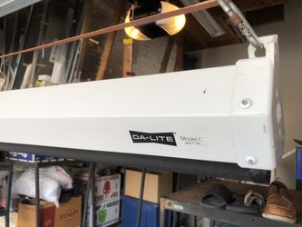 Projection screen retractable
