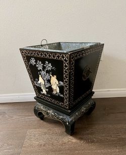 Chinese Black Lacquer Planter/bin/trash Can With Mother-of-pearl Figures 17”