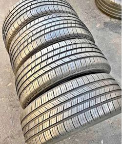 225/65/17 vendo un set de llantas marca Michelin con un 80% de vida las 4