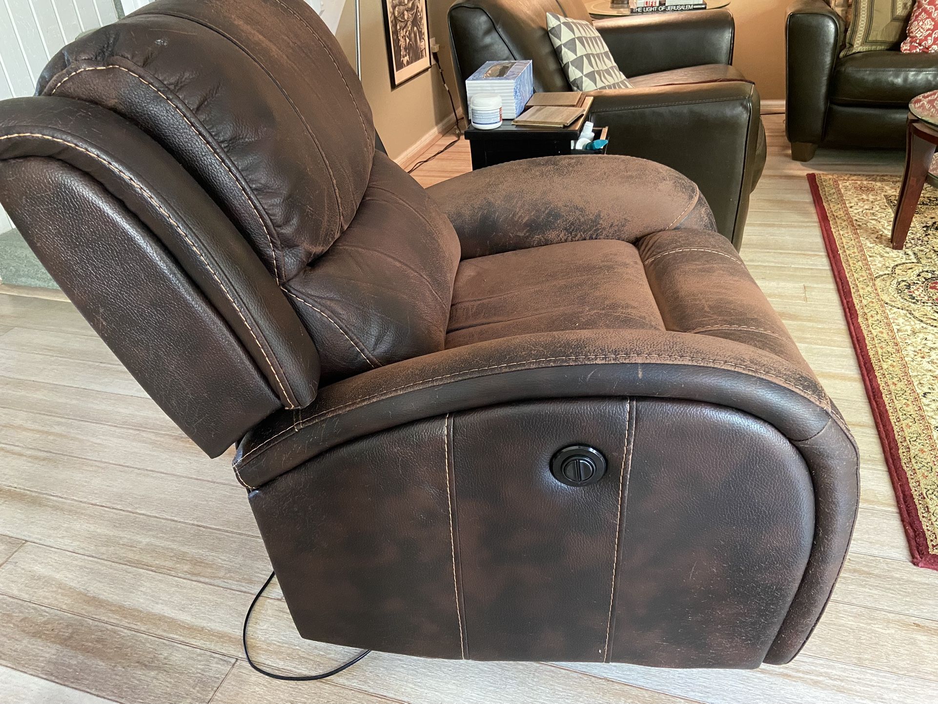 Leather Loveseat & Electric Recliners 