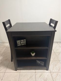 Table with 2 chairs