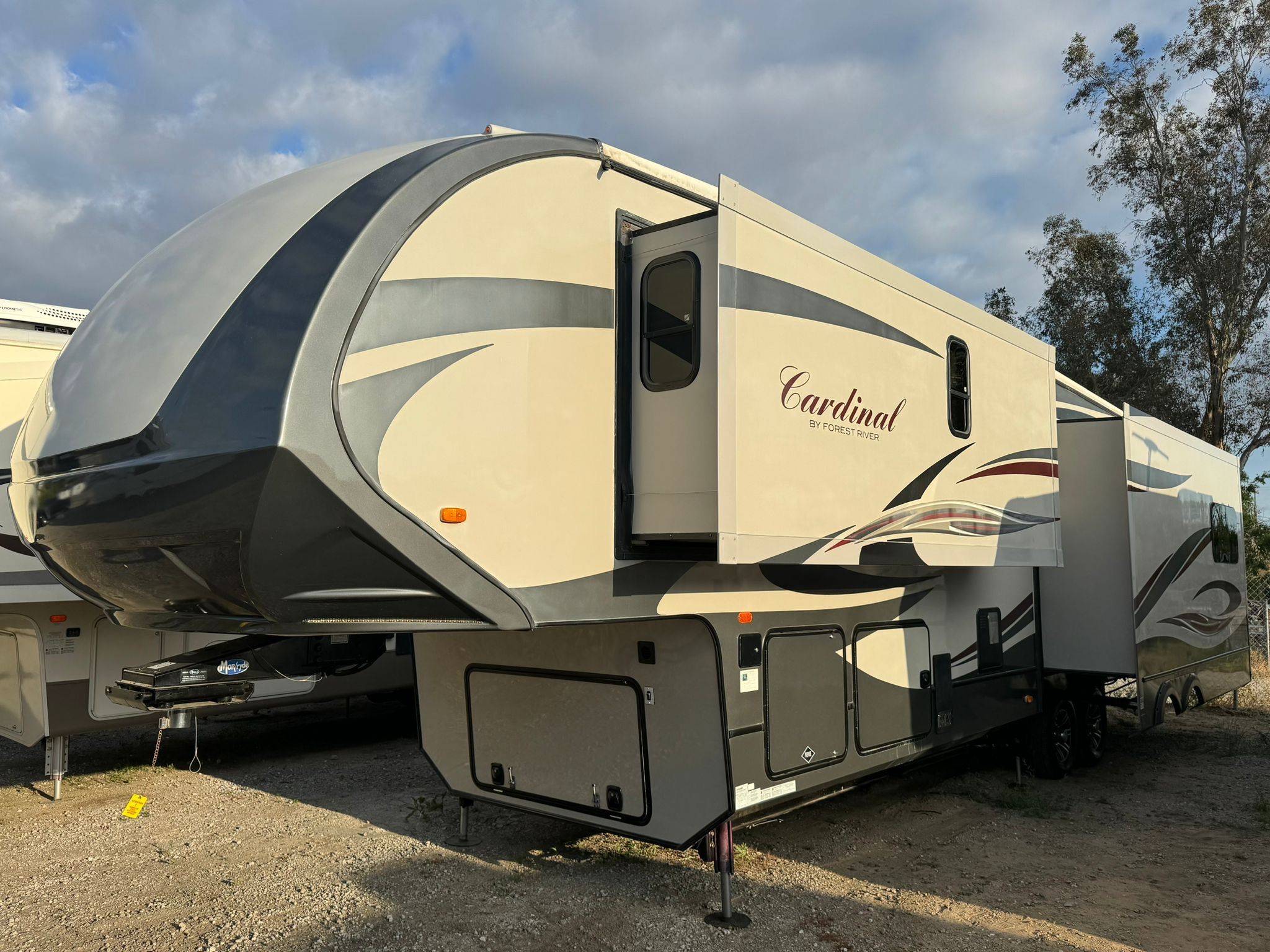2015 Forest River Cardinal Fifth Wheel / Travel Trailer/ Rv