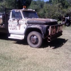 C60 Chevy 2ton 1964 Also Has A Lift Starts Good And Runs Great 