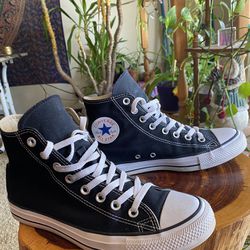 Converse All Stars Highs In Like New Condition! Men’s Sz8 Women’s 10
