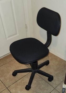 LIKE NEW HIGH QUALITY ADJUSTABLE HEIGHT BLACK SWIVEL OFFICE TASK CHAIR DESK GAMING SEAT