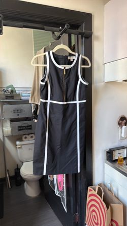 Cute fit Michael Kors black & white dress!  Great condition!  Size 4.  Cash only.  Pick up only.
