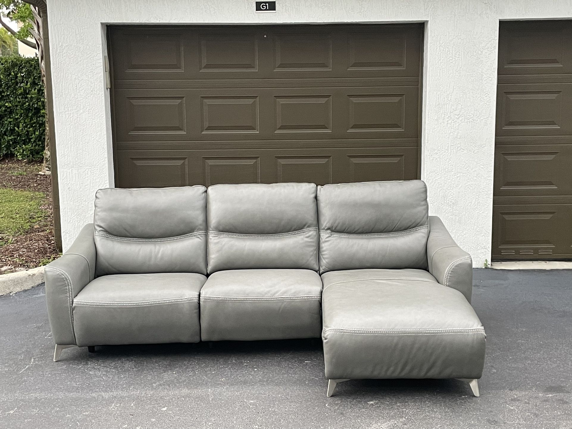 Couch/Sofa Sectional - LIKE NEW - Leather - Delivery Available 🚛