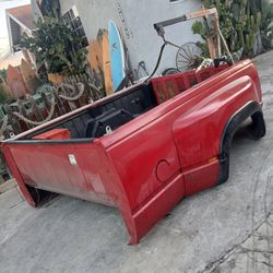 1990s CHEVY GMC DUALLY BED WITH FENDERS!!! NO CRACKS!!! 1150$ OBO