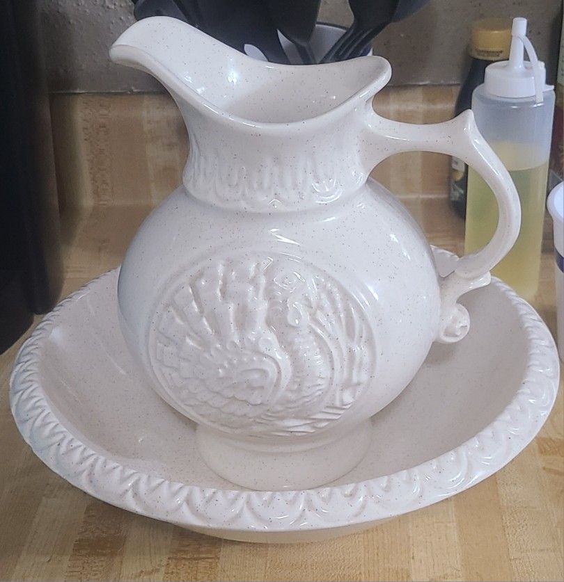 Vintage 1968 McCoy Pottery Cream Color Speckled Turkey Large Pitcher & Bowl Set