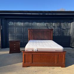 Beautiful Queen Size Solid Wood Bedroom Set + Mattress