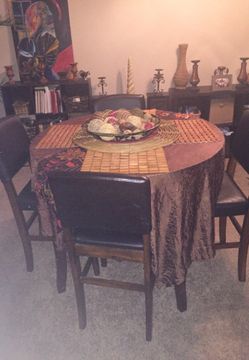 Dining room table + 4 chairs
