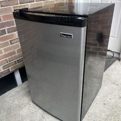 4.4 Cu Ft Magic Chef Mini Fridge