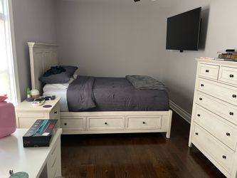 Queen Rustic White Storage Bed – Intercon/Solid Wood – Excellent Condition