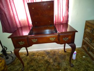 American Drew dressing vanity, lift center, queen anne, cherry finish