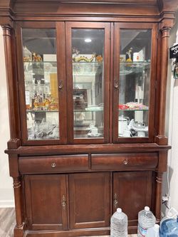 Wine/liquor display cabinet