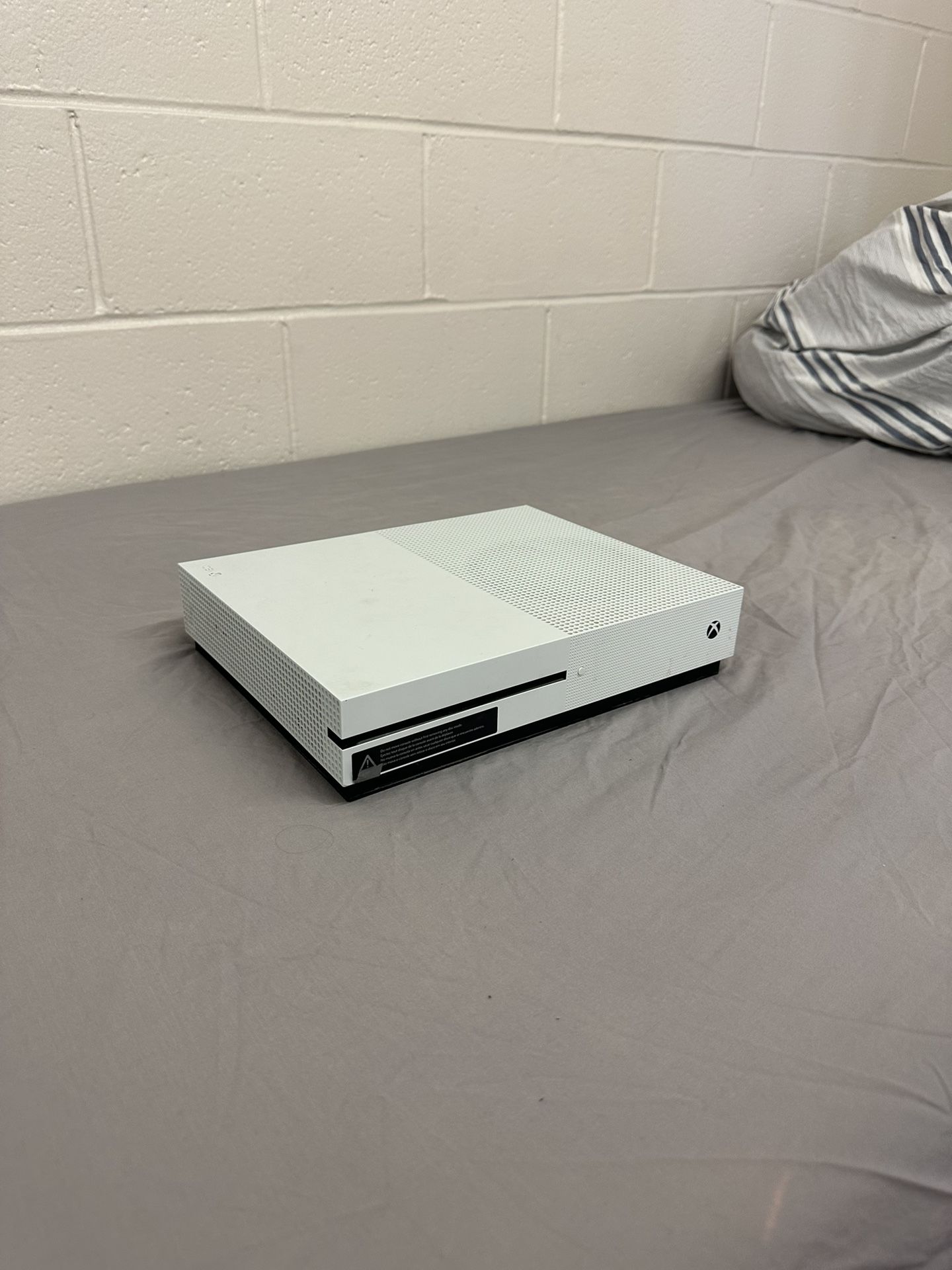 Xbox One S: HDMI and Power Cable Included