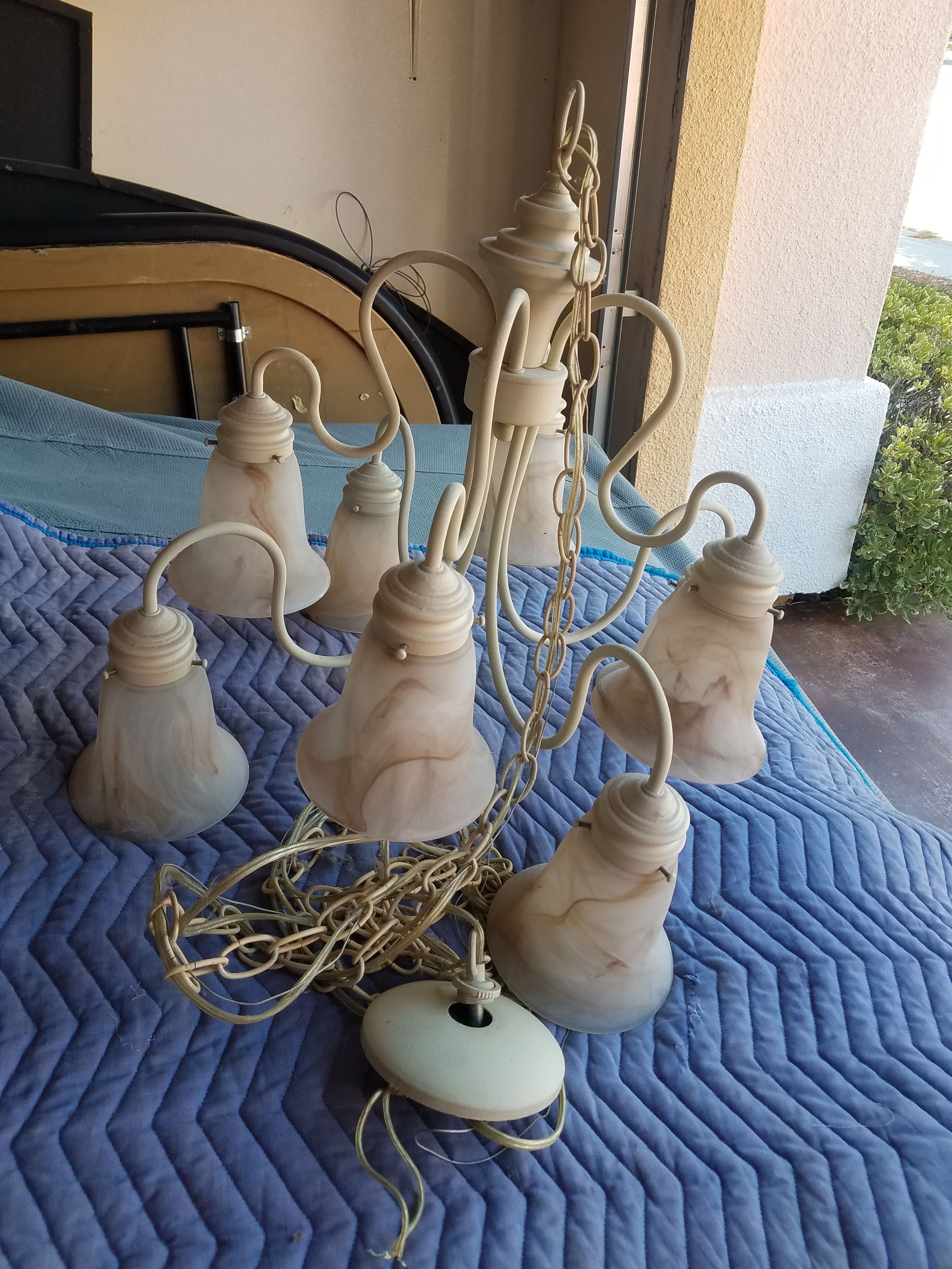 Chandelier 8 bulbs excellent condition