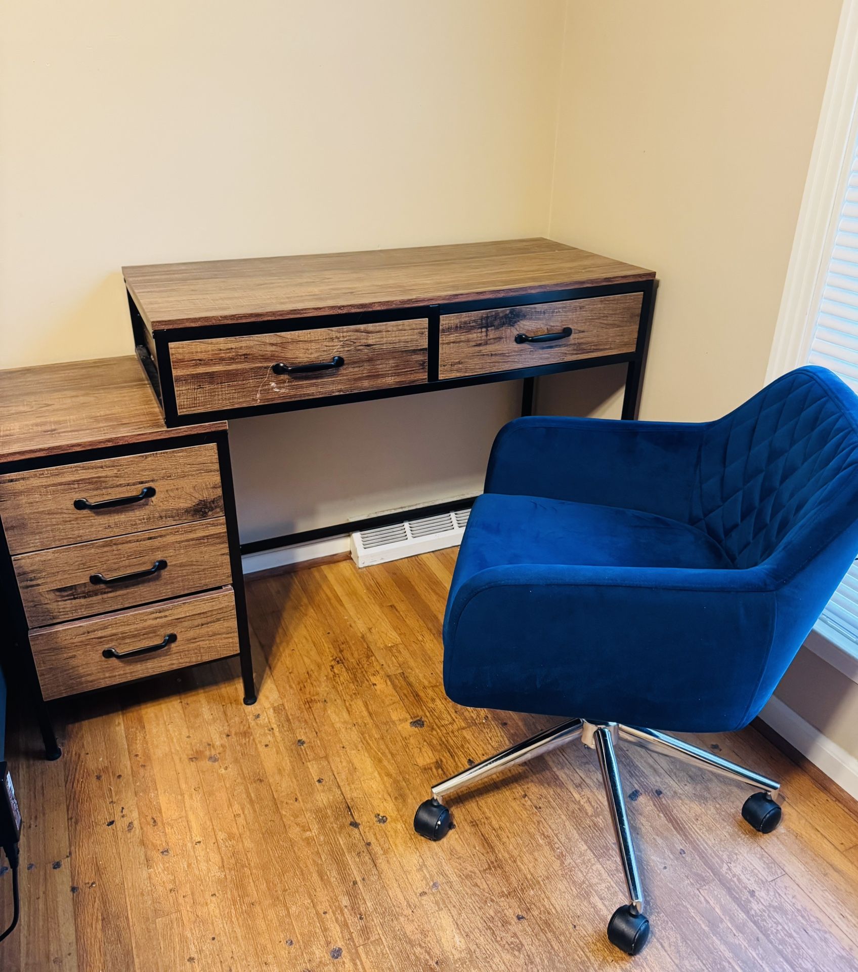 5 Drawers Table With Chair