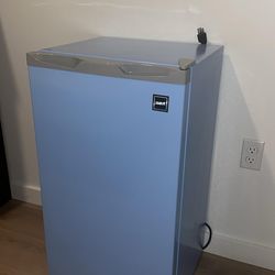 RCA portable mini refrigerator