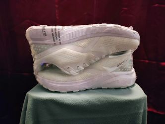 NEW Bronax White Running/Walking Shoes - Size 40 (US Men's 7 / US Women's 9)