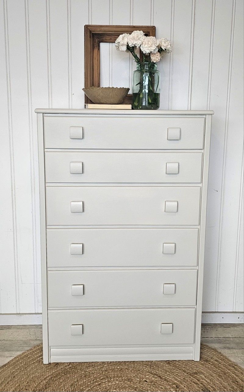 White vintage dresser 🤍