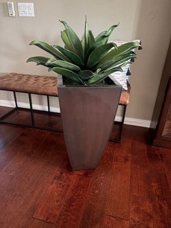 Artificial plant with pot