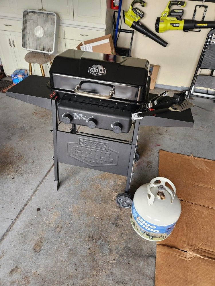 Expert Grill 3 Burner Propane BBQ Grill With New Tools And Tank Excellent Condition