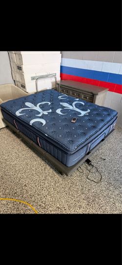 Stearn and Foster Queen Mattress - Like new