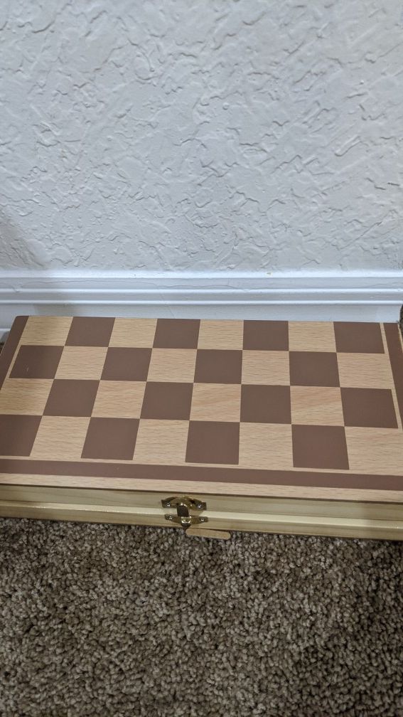 Chess game board/holder + pieces