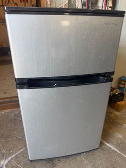 Insignia 3cuft Mini Fridge with Top Freezer