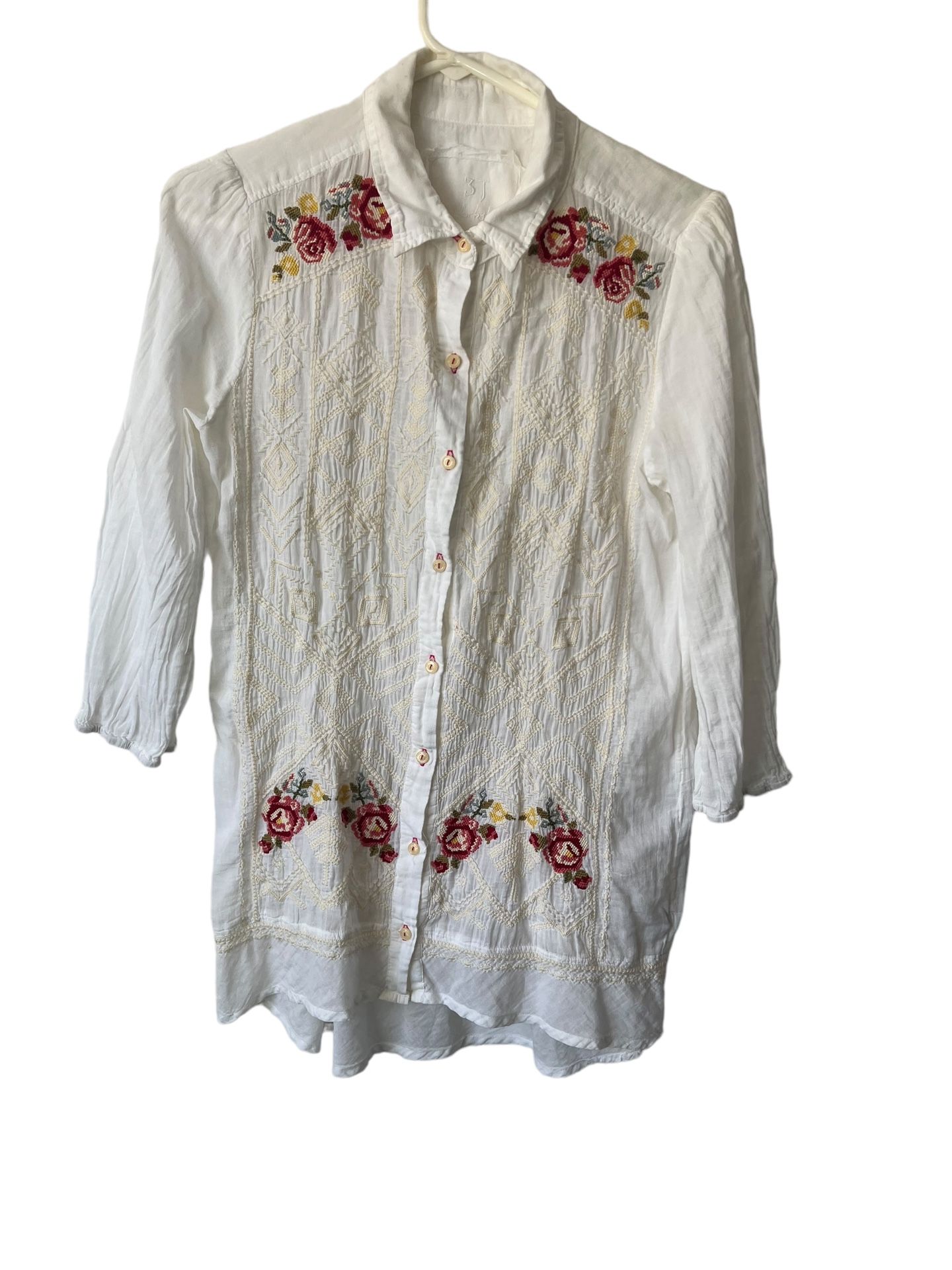 Johnny Was 3J Workshop Button Up Shirt Embroidered XS Look stunning in this Johnny Was 3J Workshop Button Up Shirt. The shirt features beautiful embr