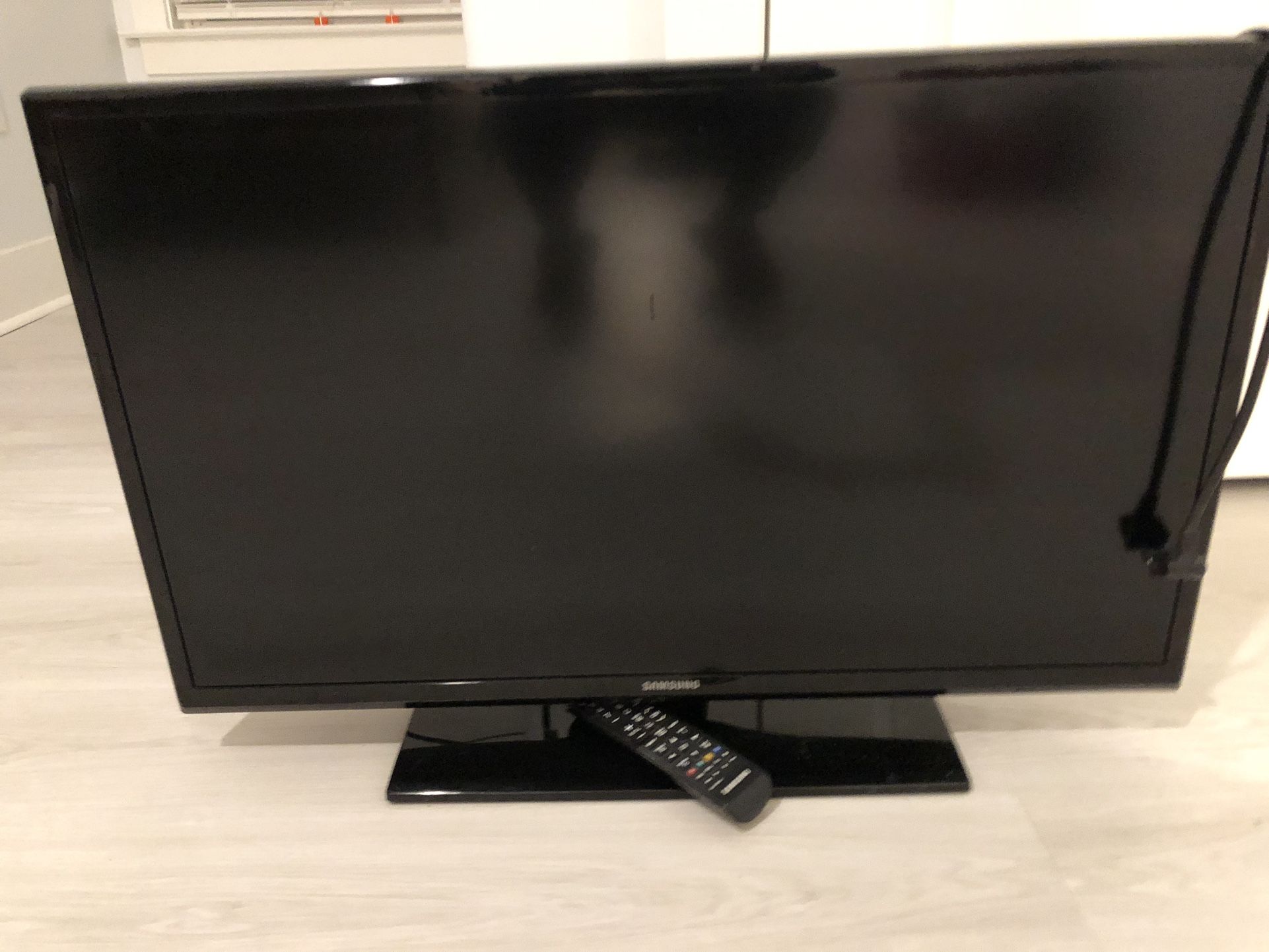 Samsung Flat Screen Color With Remote Control.