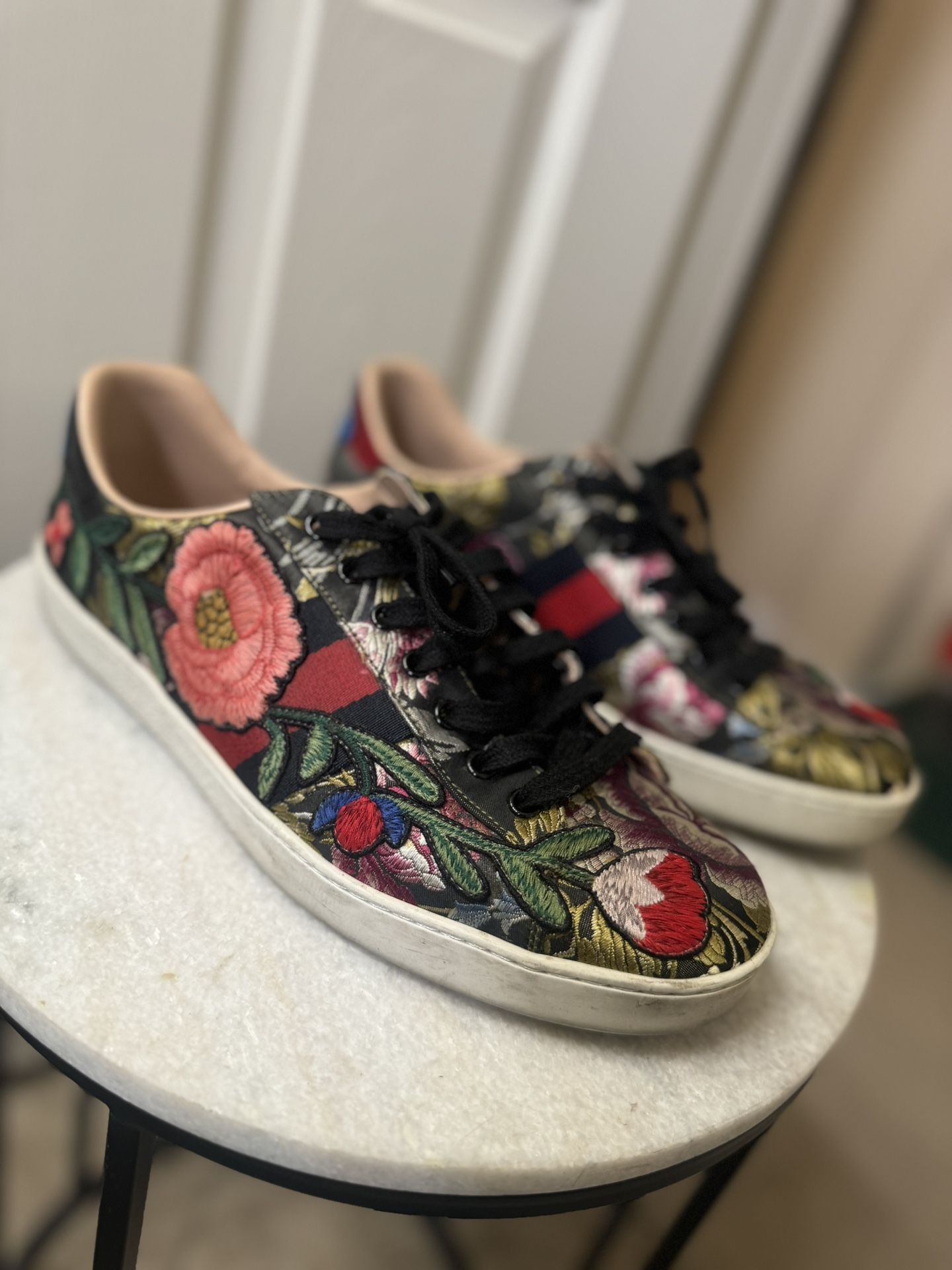Gucci floral pattern, size 9 shoes