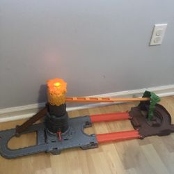 Thomas the train dragon drop track, lights up and makes sound. No trains, just the track