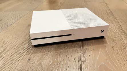 Xbox One S 500gb Barely Used Perfect Function