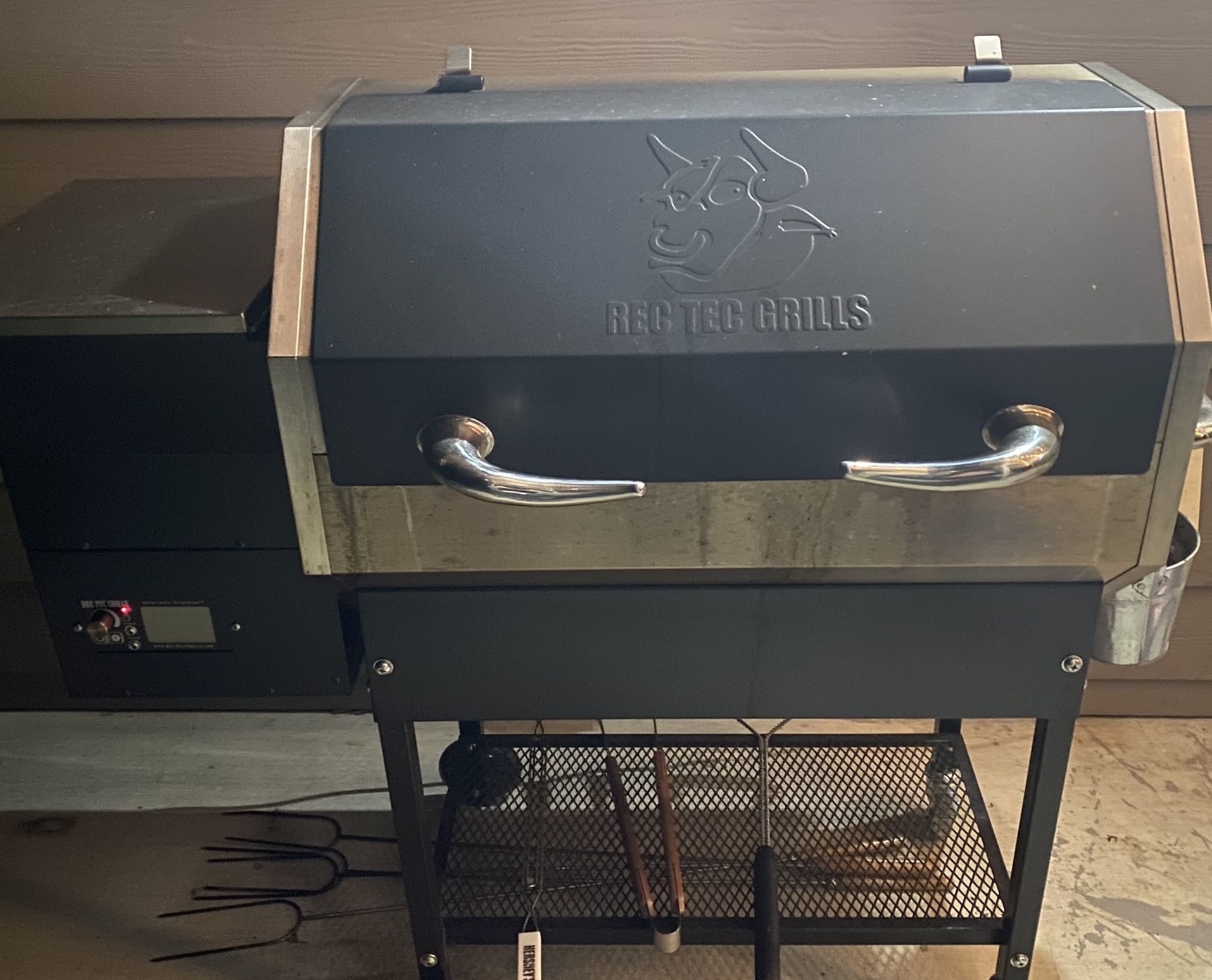 Recteq Rt590 Wood Pellet Grill And Smoker for Sale in Ferndale, WA