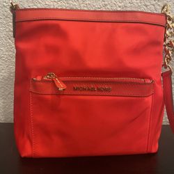 MICHAEL KORS MORGAN RED CHILI NYLON+SILVER CHAIN,CROSSBODY,MD MESSENGER
