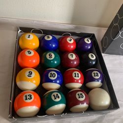 Vintage Complete Set of 16 Billiard / Pool Balls 2’ in Original box