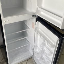 Mini Refrigerador Magic Chef  4.5  cu F C/freezer