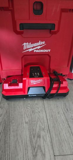 Milwaukee Dual Bay Super Charger