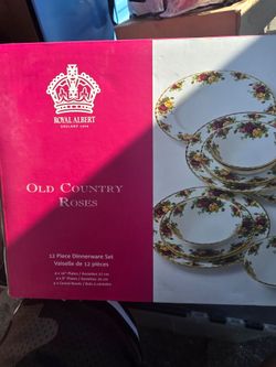 Royal Albert Old Country Roses 12-Piece Dinnerware Set