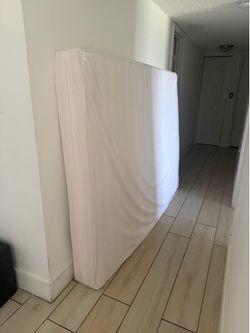 Queen mattress with waterproof cover colchon