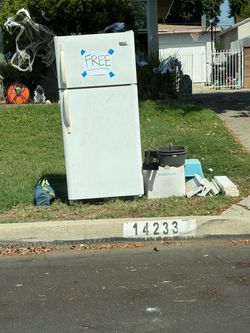 FREE— FRIDGE (Needs a good cleaning) 14233 Flomar Dr. Whittier CA 90605